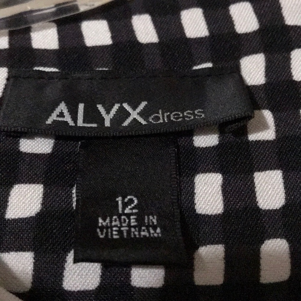 Dress With Rose Design - Picture 3 of 5